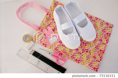 準備入場的形象！純白色拖鞋和文具 75516331