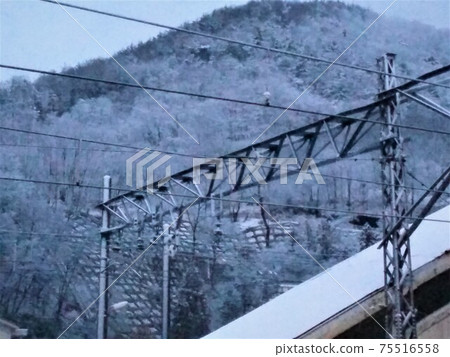 長野縣在寒冷的冬季,在山上車站的背景下可以看到山上的樹木。 長野縣在寒冷的冬季,在山上車站的背景下可以看到山上的樹木。 75516558
