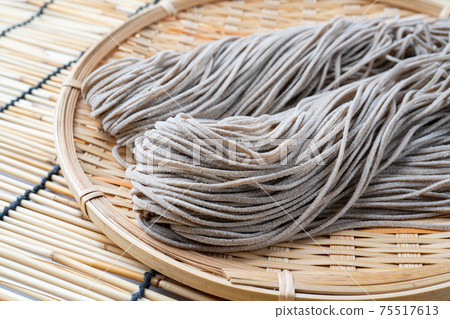 Raw noodles Raw noodles 75517613