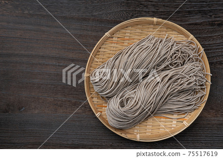 Raw noodles Raw noodles 75517619