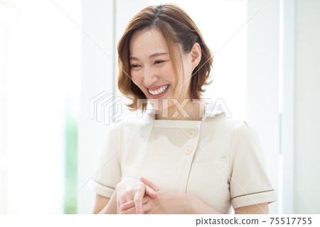 穿制服的漂亮女人 75517755