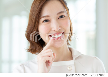 Pretty woman in uniform Pretty woman in uniform 75517888