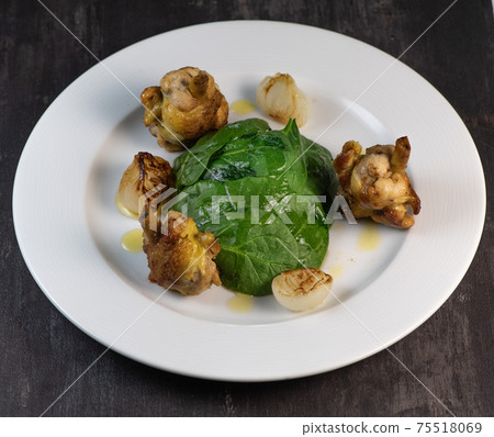 Fins, chicken drumstick, chicken, glazed onions, spinach leaves recipe Fins, chicken drumstick, chicken, glazed onions, spinach leaves recipe 75518069