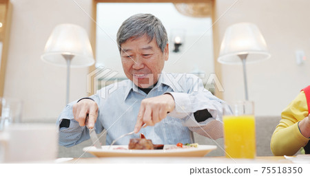 senior man eat grilled steak 75518350