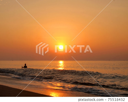 Slow shutter seascape view and beautiful sunrise Slow shutter seascape view and beautiful sunrise 75518432