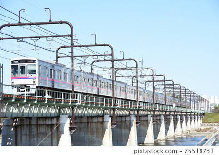 Keio 7000 series limited express bound for Keio Hachioji crossing the Tama River in fine weather (Nakagawara-Seiseki-sakuragaoka) 75518731