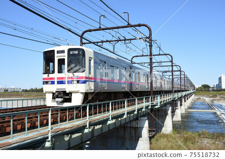 Keio 9000 series crossing the Tama River in fine weather (Nakagawara-Seiseki-sakuragaoka) 75518732