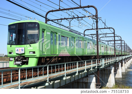Keio 8000 series crossing the Tama River in fine weather (wrapping car Nakagawara-Seiseki-sakuragaoka) 75518733