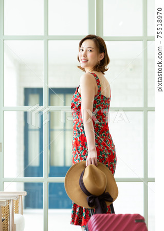 Beautiful woman enjoying a trip 75518970