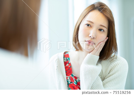 Beautiful woman looking in the mirror Beautiful woman looking in the mirror 75519256