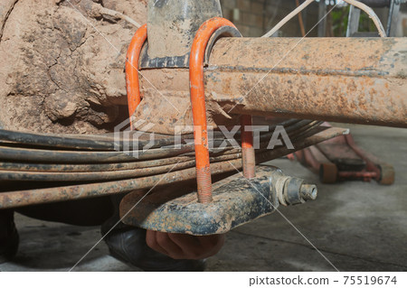 Car Mechanic Tight U Bolt Nut to Hold Leaf Spring Car Mechanic Tight U Bolt Nut to Hold Leaf Spring 75519674