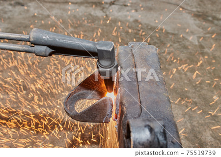 Center Frame Oxygen Acetylene Torch Cutting Car Part with Small Sparkle 75519739