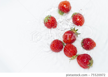 新鮮的小草莓 75520972