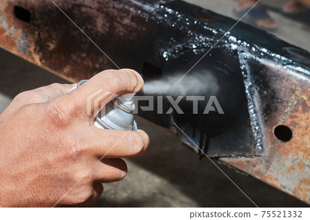 Zoom Hand Car Mechanic Spray Paint Side of Weld Car Chassis Zoom Hand Car Mechanic Spray Paint Side of Weld Car Chassis 75521332
