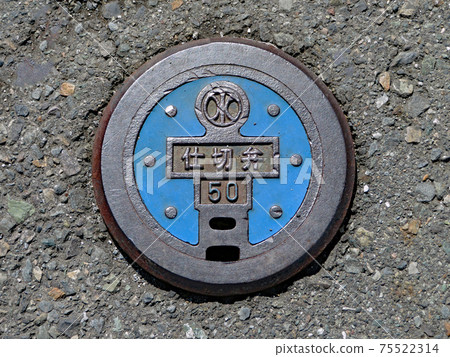 Lid for sluice valve hand hole buried in asphalt paved road 75522314