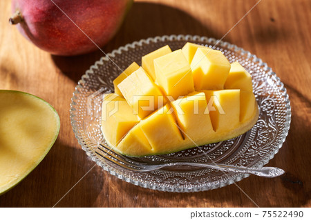 Cut apple mango 75522490