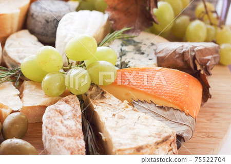 Various types of cheese plate Various types of cheese plate 75522704