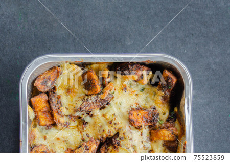 Fried potato fries coated  topped with mature cheddar and Monterey Jack cheeses, jalapeno and bacon sauce, finished with mozzarella and parsley 75523859