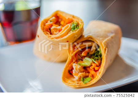 Chicken breast with piri piri sauce and lettuce in a chili tortilla wrap 75525042