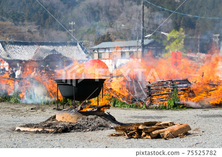 Tokyo Takaoyama Yakuouin Firewalking Festival 75525782