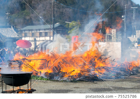 Tokyo Takaoyama Yakuouin Firewalking Festival 75525786