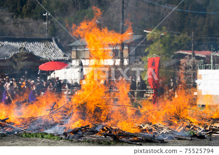 Tokyo Takaoyama Yakuouin Firewalking Festival 75525794