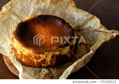 Basque cheese cake 75526323