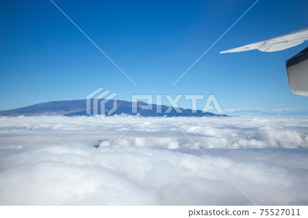 A mountain that penetrates the sea of clouds A mountain that penetrates the sea of clouds 75527011