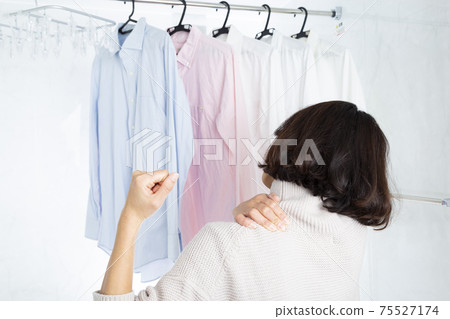 女人掛在浴室洗衣 75527174
