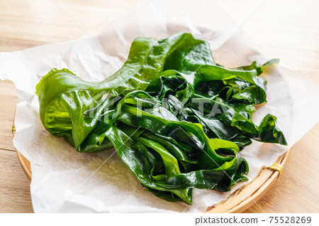 seaweed 75528269