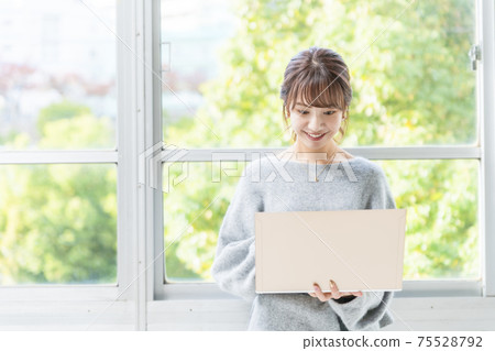 商業場景女筆記本電腦 商業場景女筆記本電腦 75528792