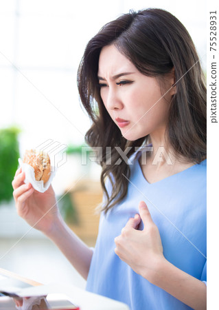 woman has Gastroesophageal Reflux 75528931
