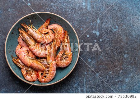 Whole cooked shrimps in bowl 75530992