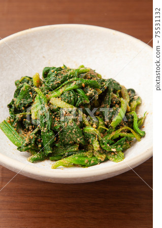 Sesame with spinach 75531132