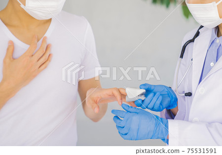 男病人用脈搏血氧儀測量飽和度 75531591