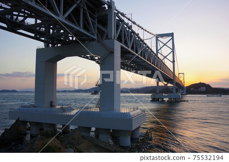 日落時從淡路島的Onaruto橋的景色 日落時從淡路島的Onaruto橋的景色 75532194