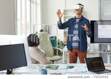 IT Developer Using VR Technology in Office 75533352