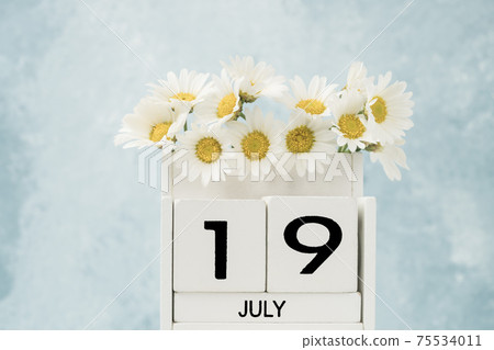 White cube calendar for july decorated with daisy flowers White cube calendar for july decorated with daisy flowers 75534011