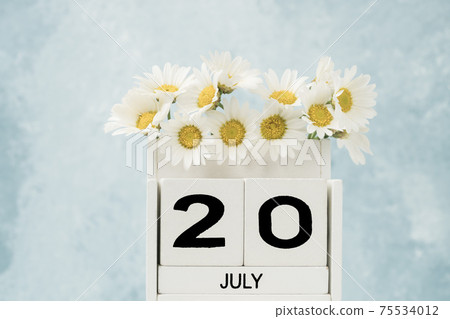 White cube calendar for july decorated with daisy flowers White cube calendar for july decorated with daisy flowers 75534012