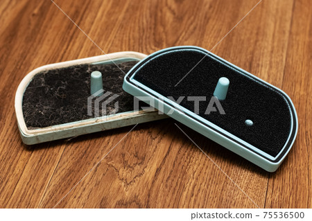 Old and new filters for a vacuum cleaner 75536500