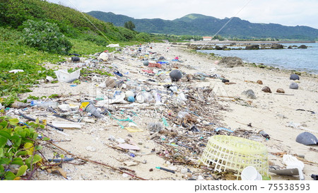 Plastic trash and the sea 75538593