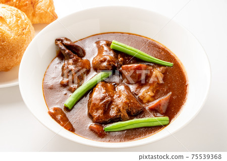 Set menu with beef tongue stew and bread. (White plate / white background) 75539368