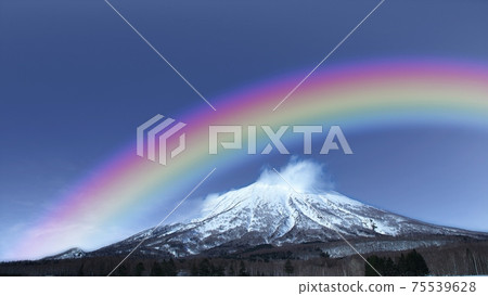 Seven-colored rainbow over Ezo Fuji 75539628