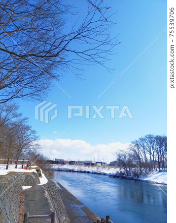 沿河的風景與雪在晴朗的一天 沿河的風景與雪在晴朗的一天 75539706