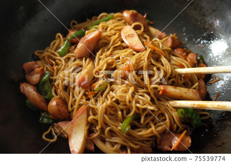 Make fried noodles with sauce 75539774