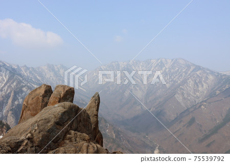 National Seoraksan Park springtime holiday scenery 75539792