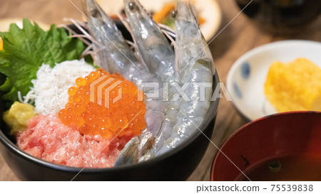 搭配海鮮碗的晚間飲品,使用蝦,鮭魚子,金槍魚tataki和shirasu 搭配海鮮碗的晚間飲品,使用蝦,鮭魚子,金槍魚tataki和shirasu 75539838