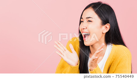 woman standing surprised excited screaming open mouth woman standing surprised excited screaming open mouth 75540449