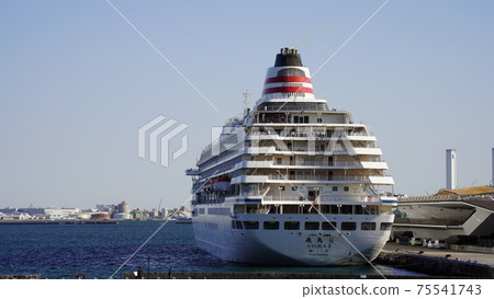 停泊在橫濱港和大碼頭的豪華班輪 停泊在橫濱港和大碼頭的豪華班輪 75541743