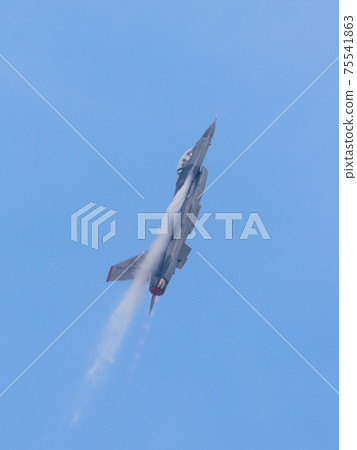 美國空軍F-16演示隊飛升 美國空軍F-16演示隊飛升 75541863